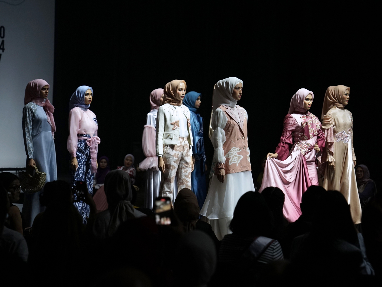 Fashion Show 8 Look/ Brand (24 Professional Sharing Models)